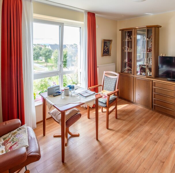 Helles, freundliches Wohnzimmer in einer betreuten Wohnanlage.