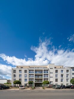 Mehrstöckige moderne integra-Wohnanlage für betreutes Wohnen.